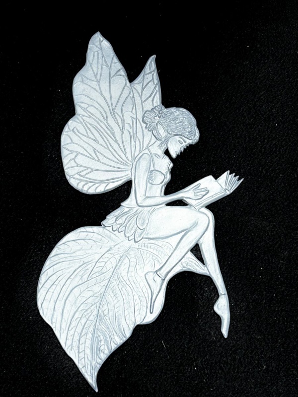 kleine lesende Waldelfe