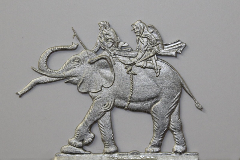 Elefant mit 2 aufsitzenden Kriegern