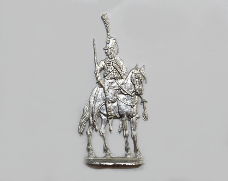 Husaren-Offizier 1814 (zylindr. Tschako) zu Pferd, halbfrontal