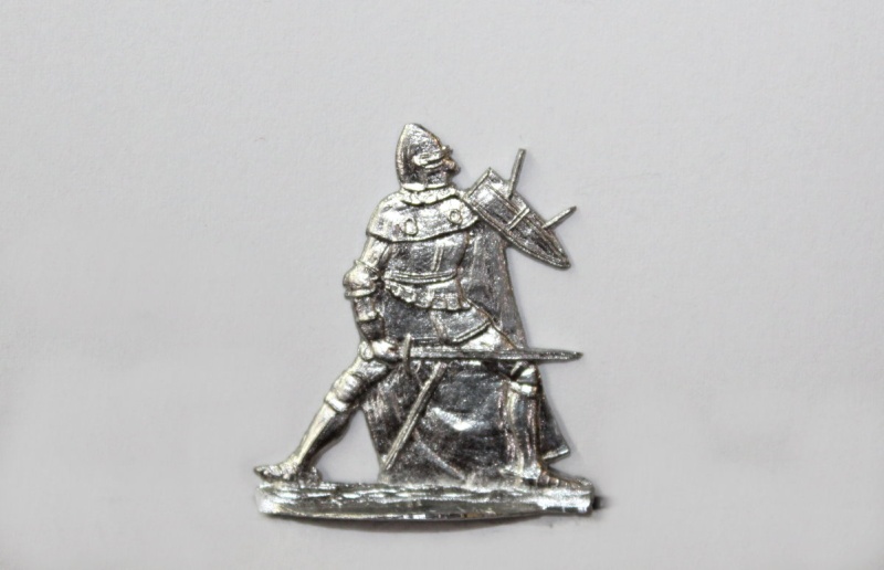 Ordensritter im Mantel in Abwehrstellung