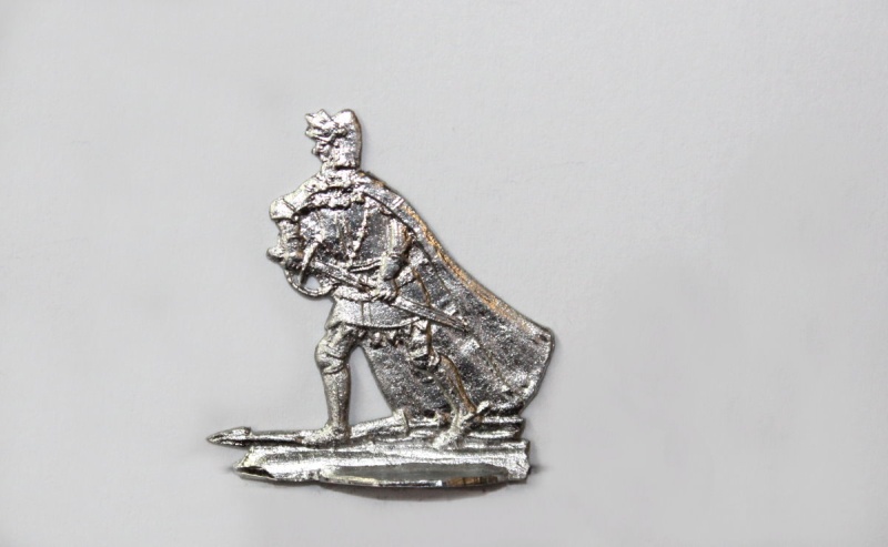 Ordensritter im Mantel vorgehend, Schwert ziehend