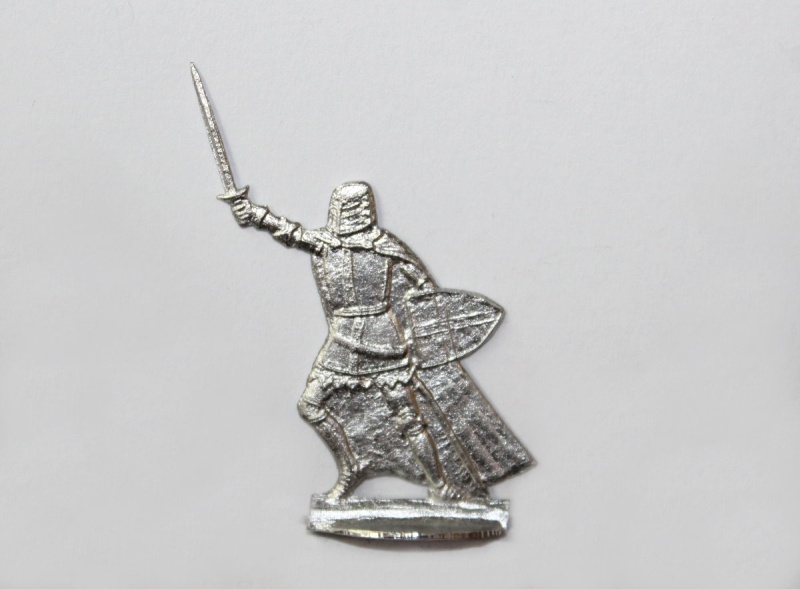 Ordensritter mit Kübelhelm, im Mantel vorgehend