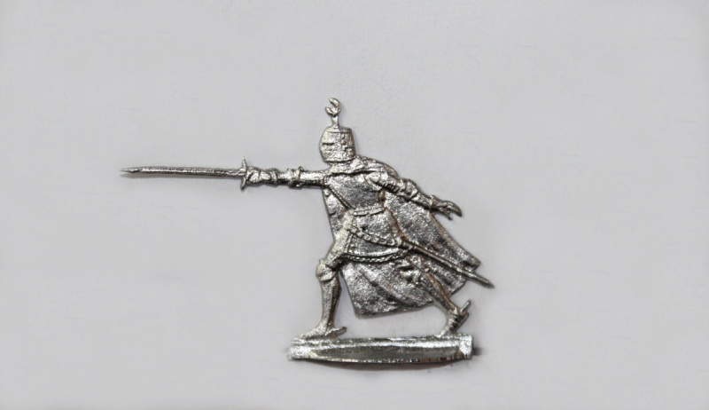 Ordensritter mit Kübelhelm im Mantel kämpfend