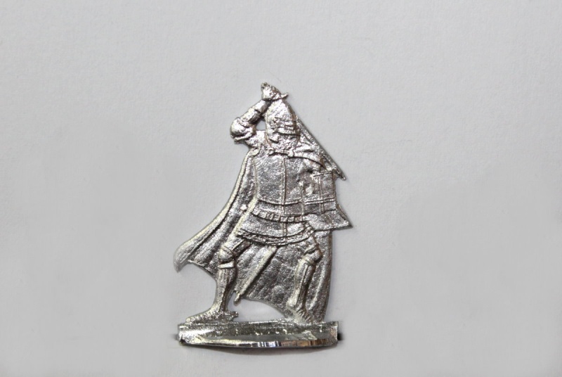 Ordensritter im Mantel mit Schwert und Schild