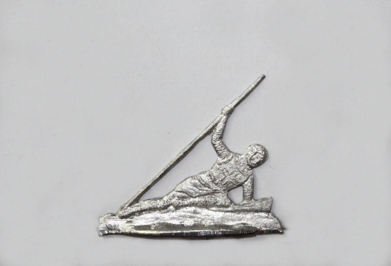 verwundeter Ordensbruder sich aufstützend