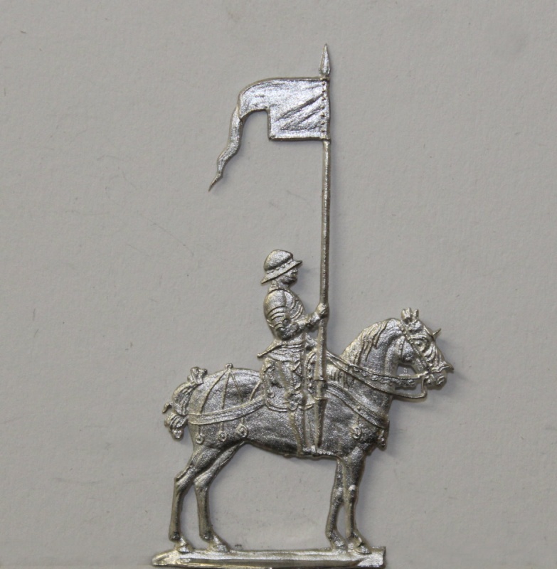 Ritter mit Banner zu Pferd im Halt