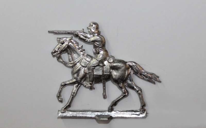Reichwehr zu Pferd, mit Karabiner schießend