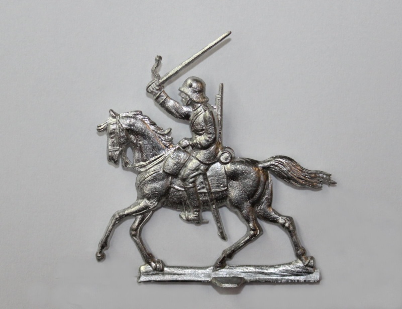 Offizier zu Pferd , mit Pallasch ausholend