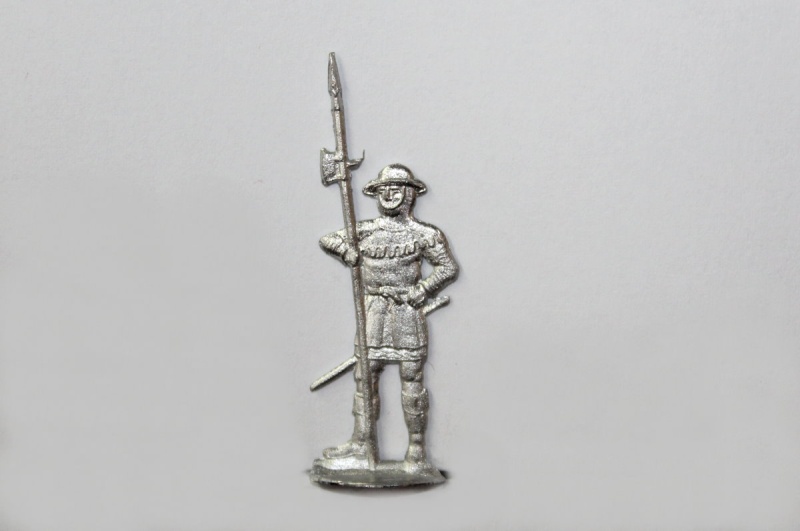 Mann frontal mit Stangenwaffe