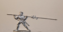 leicht gepanzerter Pikenier mit Pike zustoßend