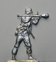 Panzergrenadier mit Panzerfaust im Anschlag