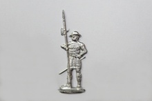 Mann frontal mit Stangenwaffe
